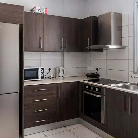 Valentini Flat 102 لارنكا